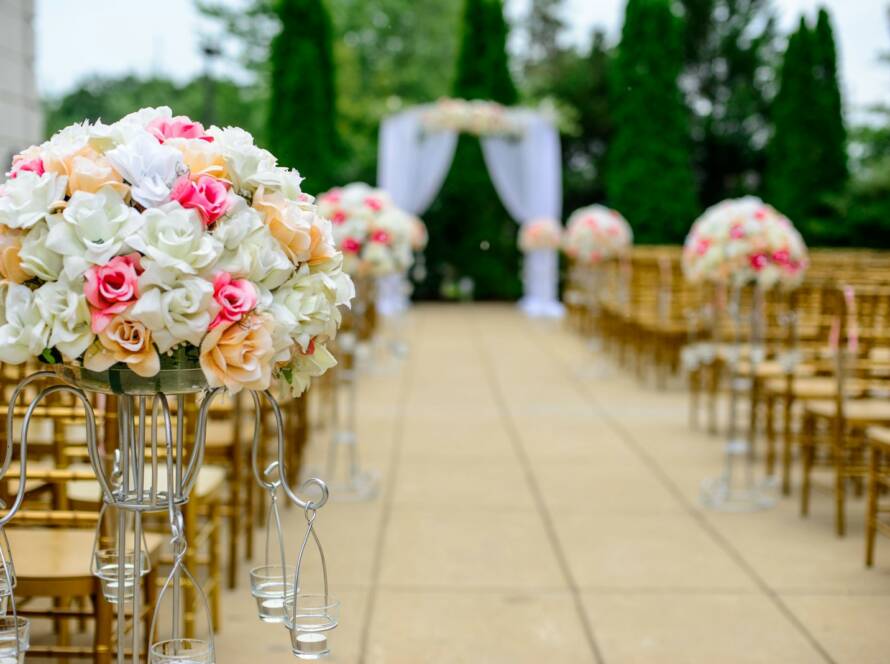 selective focus photography white and pink isle flower arrangement